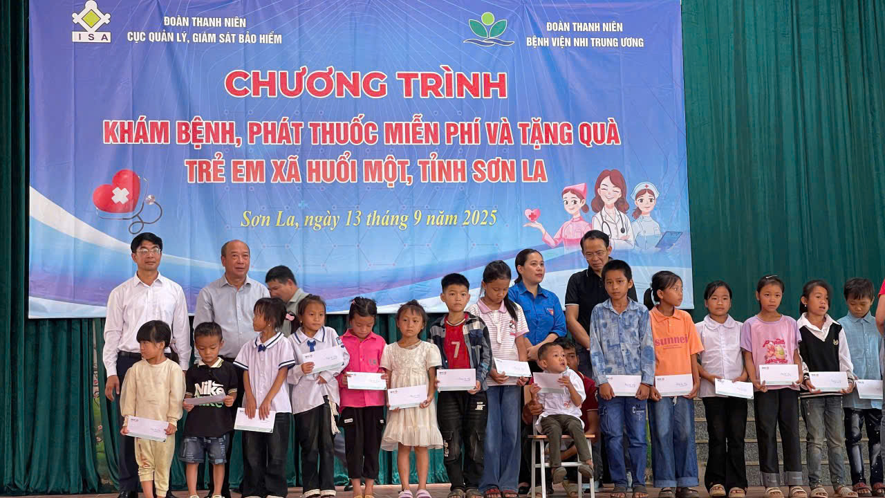 Cục Quản lý, giám sát bảo hiểm phối hợp tổ chức khám bệnh miễn phí và tặng quà cho trẻ em xã Huổi Một, tỉnh Sơn La